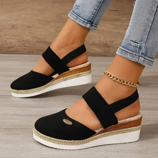 Gesloten teen lage sleehak sandalen