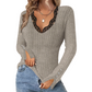 Voordeelpakket: V-hals top met kanten details voor dames + broche