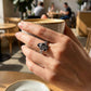 💎50% Korting💍 Een ring met filigraan opengewerkt patroon, zwarte druppelsteen en strass accenten in boheemse stijl – Vintage Bloemenrank Ring | Legeringmetaal | Zilverkleurig | Maten 6–11 💍✨