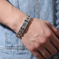 💿 FLASH SALE: 50% KORTING! 🕉️ Retro Mantra Armband voor Heren – Zes Gegraveerde Lettergrepen & Vintage Zilveren Afwerking – Spirituele Stijl ✨