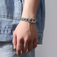 💿 FLASH SALE: 50% KORTING! 🕉️ Retro Mantra Armband voor Heren – Zes Gegraveerde Lettergrepen & Vintage Zilveren Afwerking – Spirituele Stijl ✨